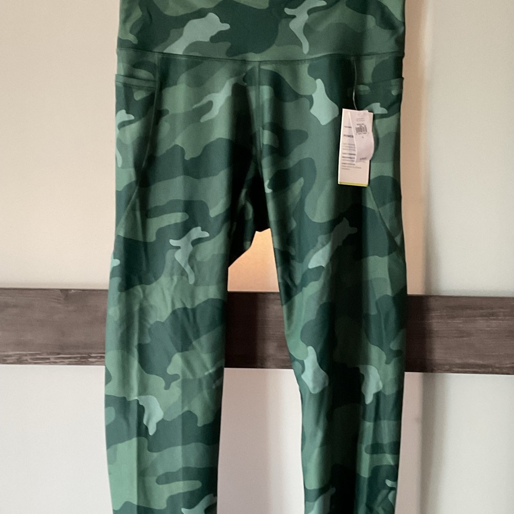 NWT- Green Camo women’s leggings